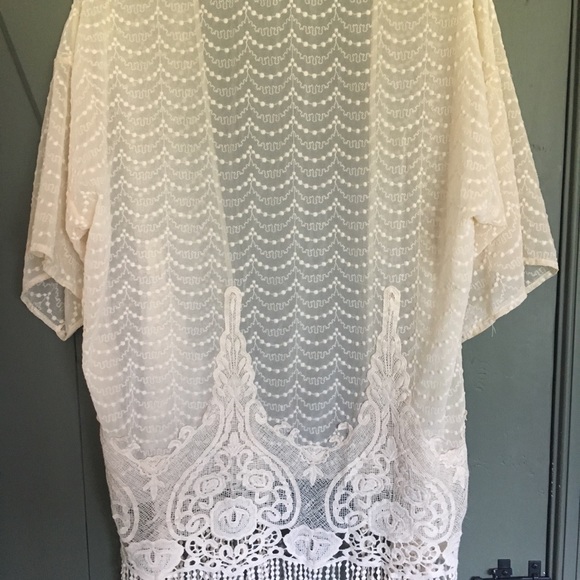 Taylor & Sage cream lace shaw - Picture 2 of 2